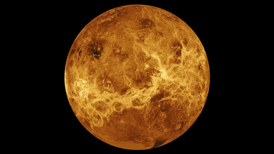 Gás descoberto em Vênus indica chance de vida de micróbios no planeta, mostra novo estudo