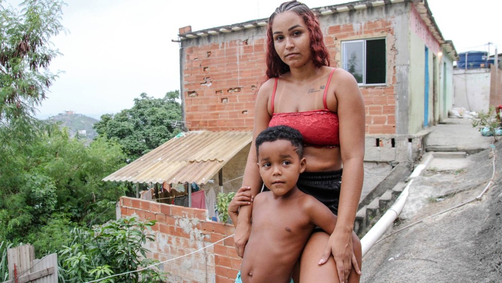 Diovanna perdeu os bicos de faxineira que fazia e o marido, o emprego Foto: Bruno Itan / Extra