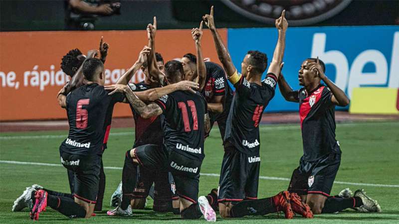 Jogadores do Atlético Goianiense comemoram um dos gols da vitória contra o Galvez. Foto/ Redação Goal.
