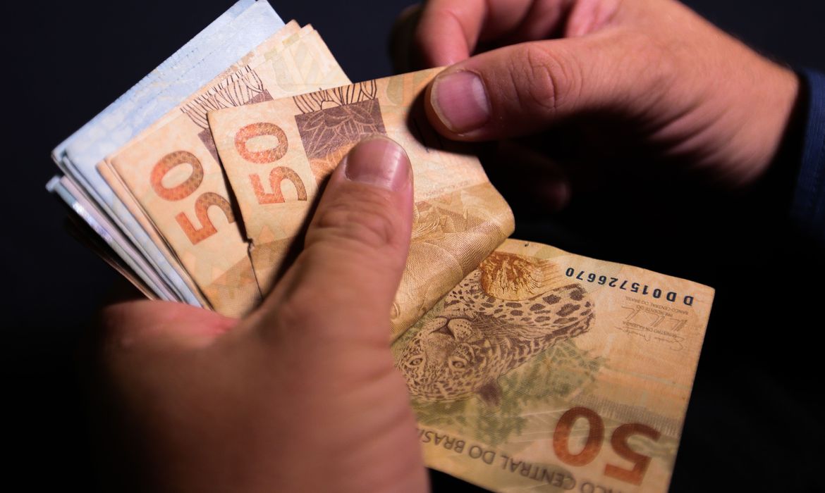 Salário mínimo deve subir para R$ 1.155,55 em 2022