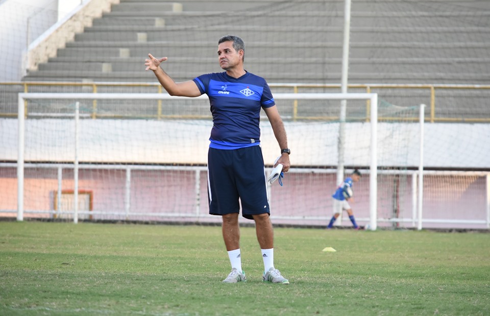 O técnico Álvaro Miguéis vai continuar o tratamento em casa. Foto/Manoel Façanha