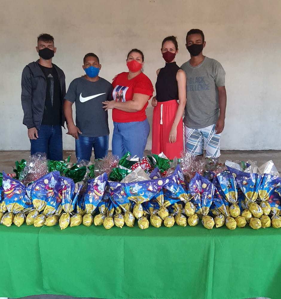 Da esquerda para a direita: Jay Maquenzle - Vice Presidente da WMT ACRE; Pr. Rogério - líder do Ministério Fruto Permanente Bujari; Pra. Elizete; Suziane Bessa - Idealizadora da ação; Gabriel Britto - Projeto Oportunidades