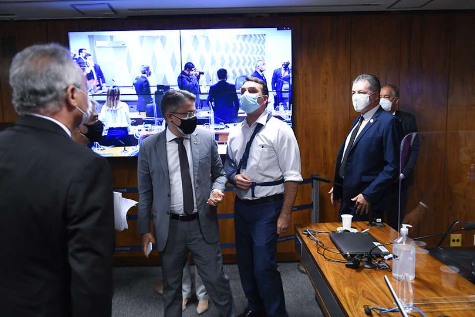 Flávio Bolsonaro e Renan Calheiros discutem após suspensão da sessão da CPI Foto: Marcos Oliveira/Agencia Senado