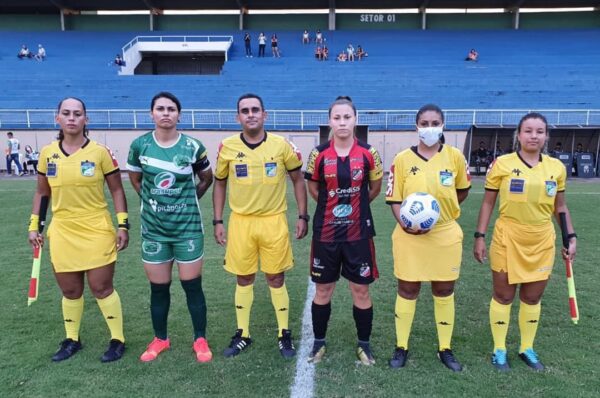 O quarteto de arbitragem com as capitãs. Da esquerda para a direita: Roseane Amorim, Cassandra, Fábio Santos, Renata, Iane Veras e Verônica do Vale Severino. Foto/Antônio Nericlaudio.