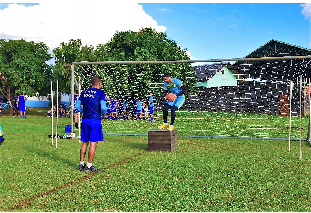 O professor Dorielson Mendes aplica treino resistência e força para o goleiro Tião. Foto/Arquivo Pessoal Dorielson Mendes