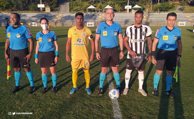 Os capitães de Atlético-MG e Galvez-AC posam ao lado do trio de arbitragem momento antes da partida desta quarta-feira. Foto/GALONABASE