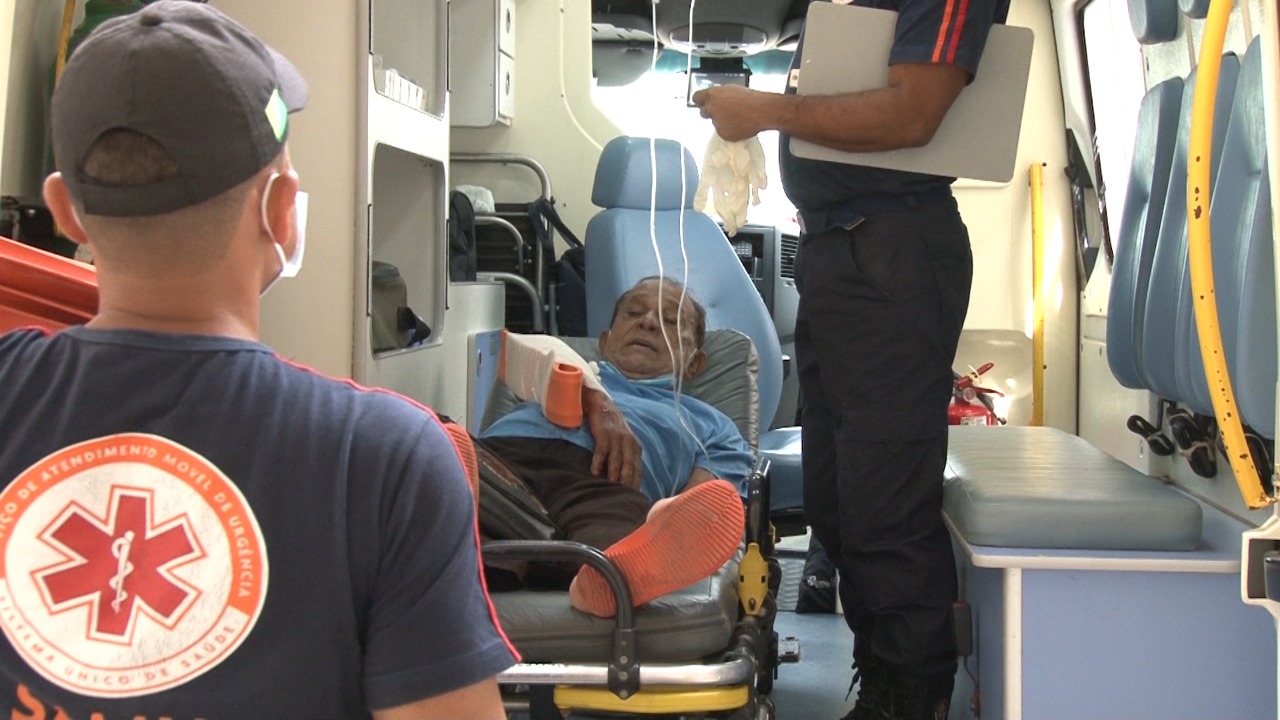 Mesmo com forte dores, o técnico Marcelo Altino se manteve lúcido durante o atendimento médico. Foto/Ubiratan Moreira TV 5
