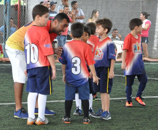Em 2016, o técnico Maydenson Costa orienta atletas da categoria fraldinha da Escola ABC. Foto/Manoel Façanha