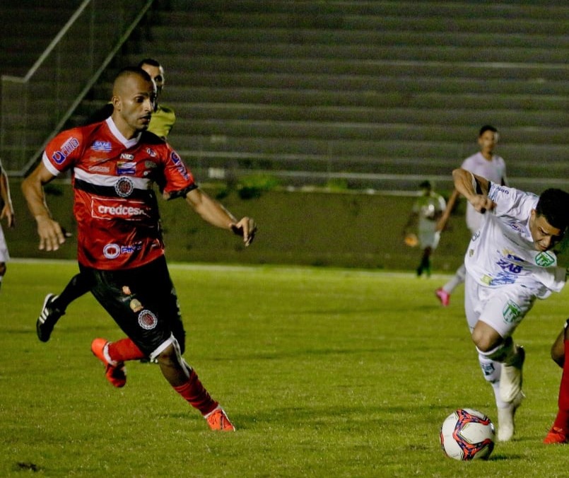 Volante defende a equipe do Atlético de Alagoinhas. Foto/Luciana Flores.