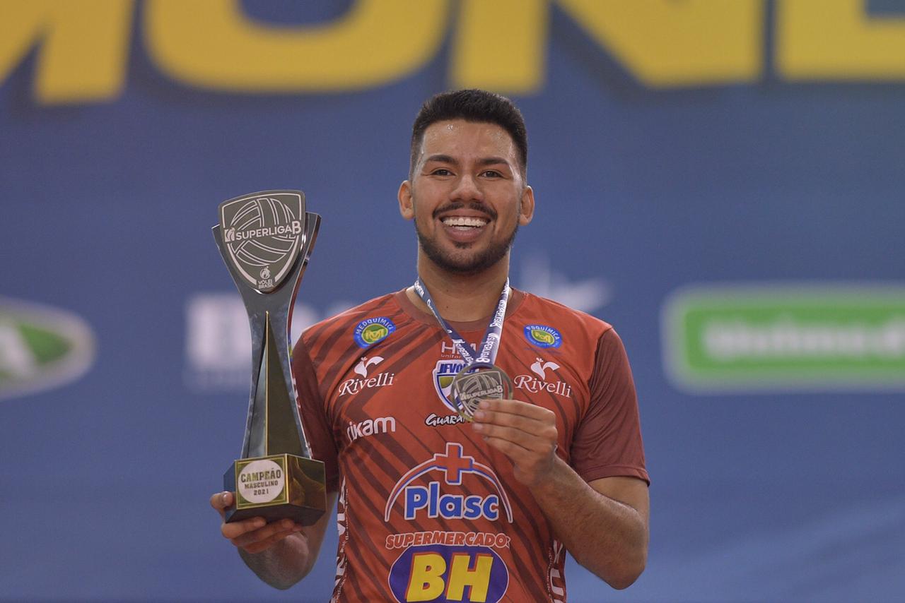 O líbero acreano Dayan Barros com o troféu de campeão da Superliga B-2021. Foto/Acervo Pessoal Dayan Barros