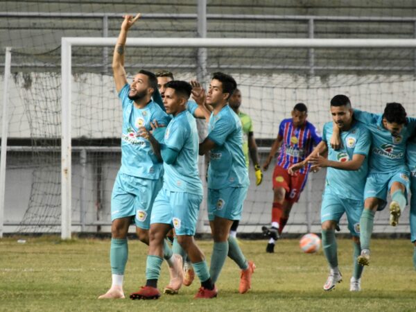 O zagueiro João Marcus comemora o segundo gol da vitória do Imperador Galvez. Foto/Manoel Façanha