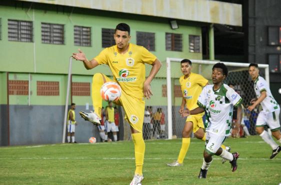O atacante Radames foi bastante marcado para defensiva do Cacique do Juruá. Foto/Manoel Façanha.