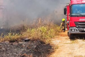 Em Rio Branco, incêndio de grandes proporções mobiliza todo efetivo do corpo de bombeiros