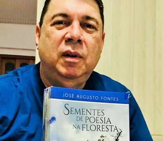 O juiz escritor José Augusto Fontes exibe exemplares do seu livro de poesias. Foto/Arquivo pessoal