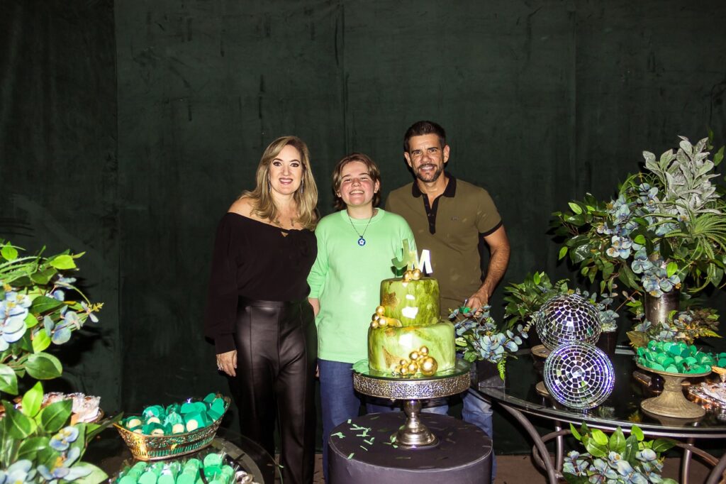O aniversariante com os pais Isabelle Lavocat e Marcelo Dias.