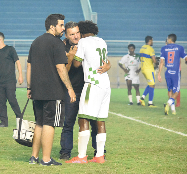 Presidente/técnico Zacarias Lopes consola atacante Euller após pênalti perdido/Foto: Manoel Façanha
