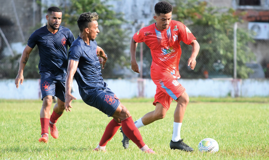 O primeiro tempo foi bastante corrido, com as duas equipes brigando pela posse de bola. Foto: Manoel Façanha