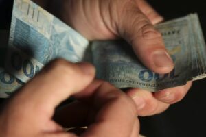 Governo propõe salário mínimo de R$ 1.294 para 2023 