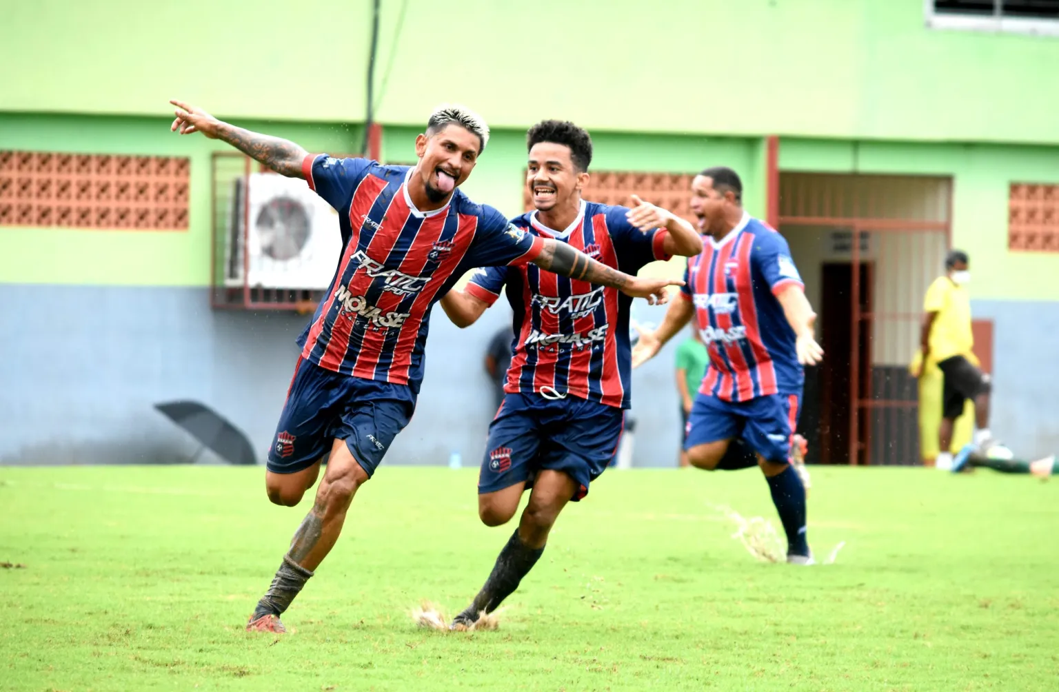 O atacante Chico comemora o gol da vitória católica com Matheus Ceará. Tonho Cabanãs comemora ao fundo. Foto/Manoel Façanha.