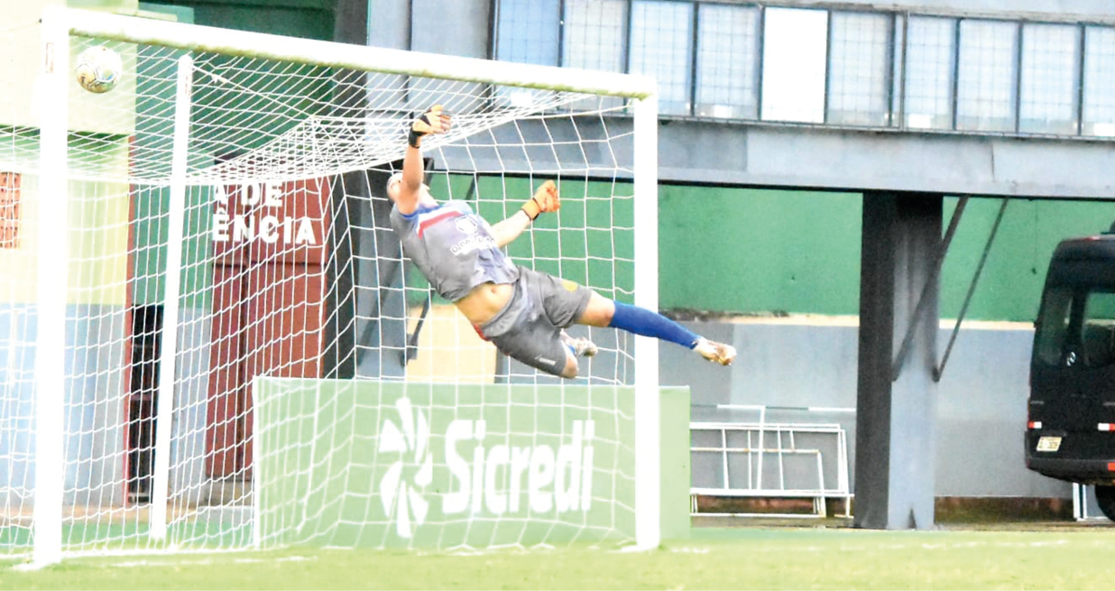 Numa bola parada, o meia Ciel conseguiu acertar o ângulo do goleiro Marquinhos. Foto: Manoel Façanha
