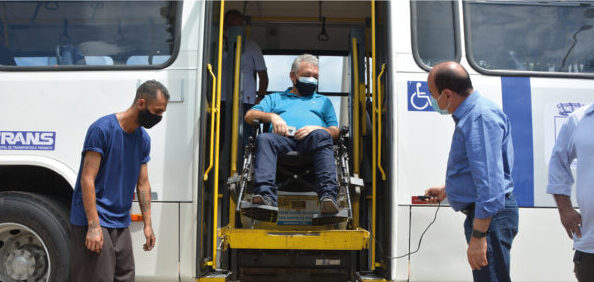 Ônibus da Ricco permitem acesso a cadeirantes, dispositivo que já não funcionava nos veículos que foram recolhidos