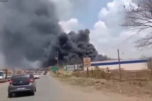 Incêndio de grandes proporções por pouco não atinge empresa de materiais recicláveis em Rio Branco