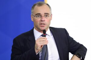André Mendonça será relator de ação no STF sobre imóveis da família Bolsonaro