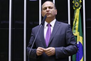 Líder do governo Bolsonaro na Câmara, Ricardo Barros vai apresentar projeto que criminaliza pesquisas eleitorais