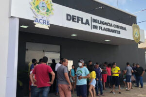 <strong>Após morte de colega, motoristas de aplicativo protestam por segurança em frente à delegacia de Rio Branco</strong>