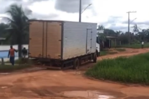 Semana passada: Boca do Acre teve caminhão atolado e moradora pescando em via urbana