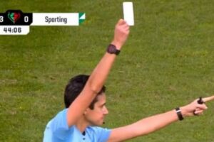 Portugal cria e usa o cartão branco, elemento extraoficial no futebol