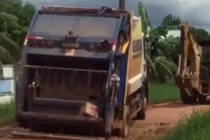 Caminhão do lixo atola e ruas são bloqueadas em Boca do Acre