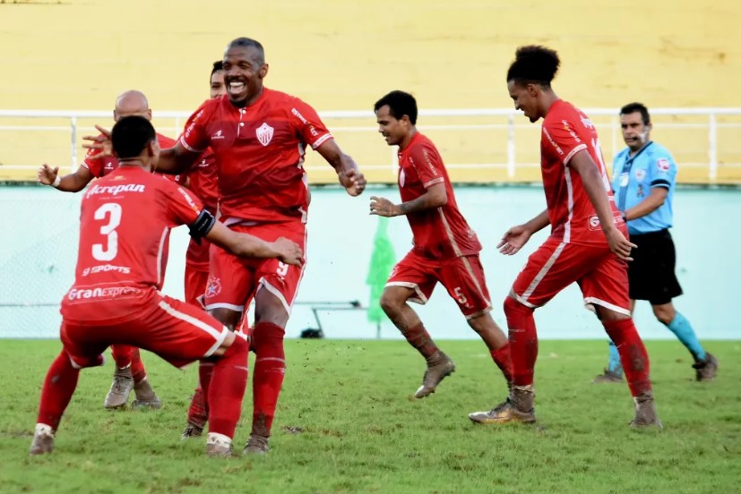O atacante Bahia comemora com muita alegria o segundo gol estrelado. Foto/Manoel Façanha