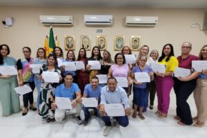 Entrega de Diploma  de Curso certifica educadores do Quianri, para concorrer ao cargo de gestor escolar