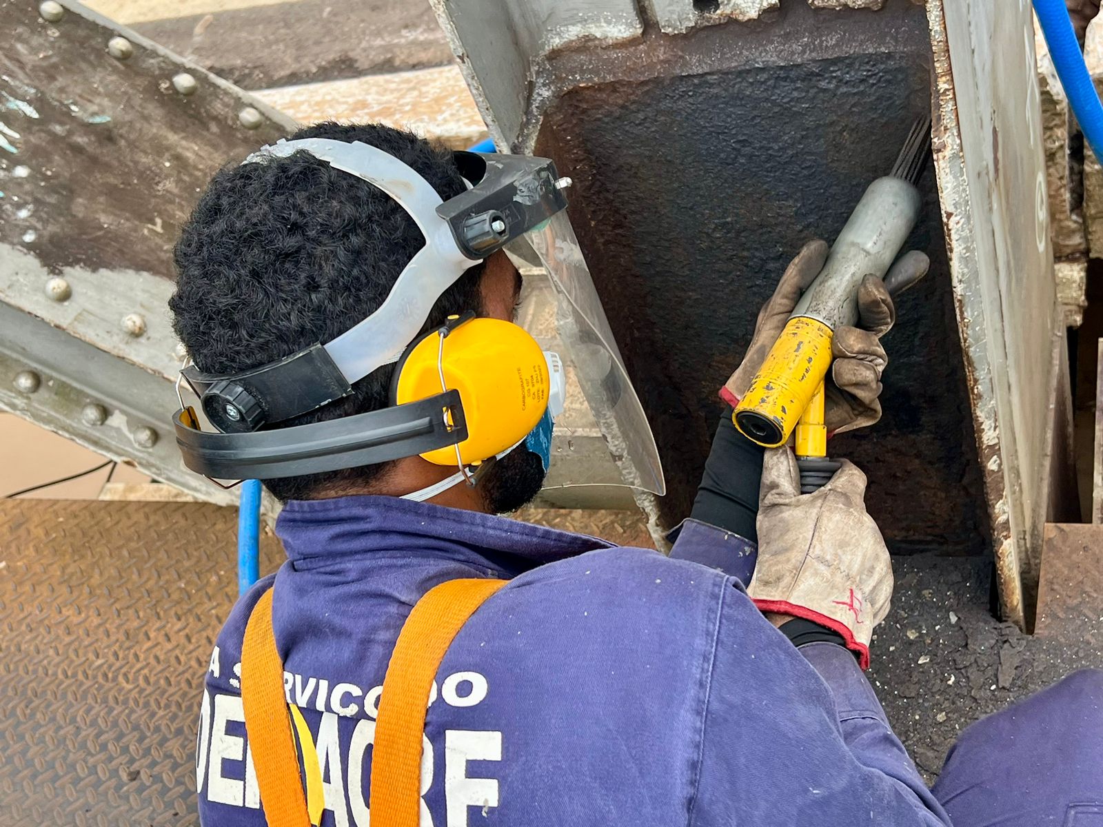 governo-conserva-ponte-metalica-com-remocao-de-ferrugem-da-estrutura-de-mais-de-50-anos