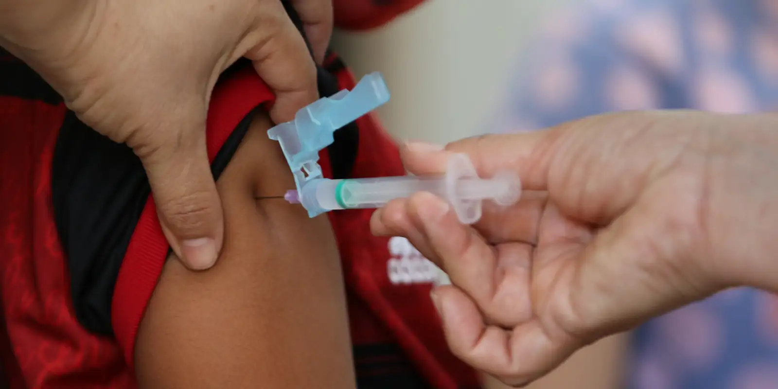 fiocruz:-vacinas-protegem-criancas-de-covid-longa,-infeccao-e-morte