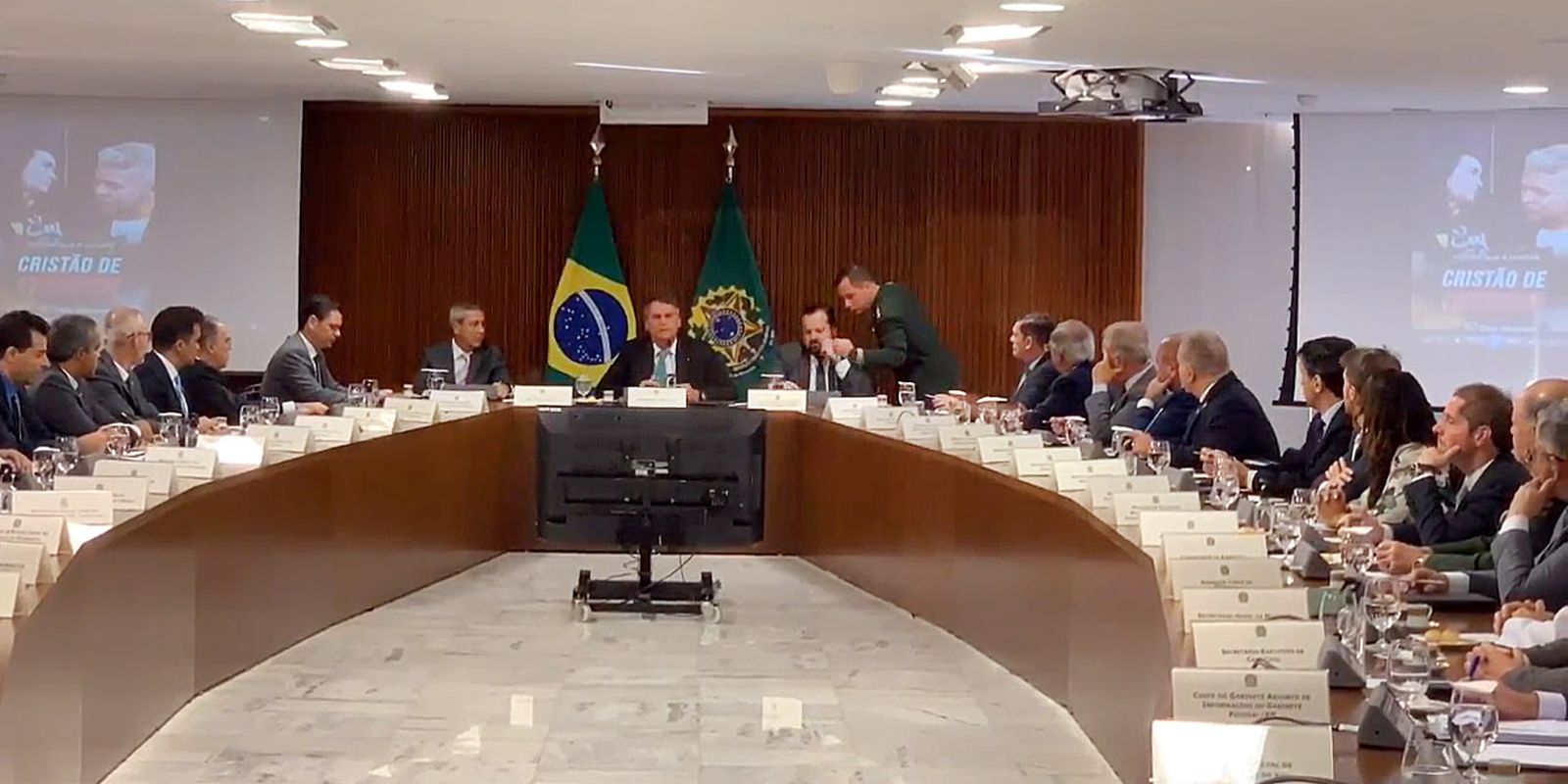 em-video,-bolsonaro-orienta-ministros-a-questionar-urnas-e-judiciario