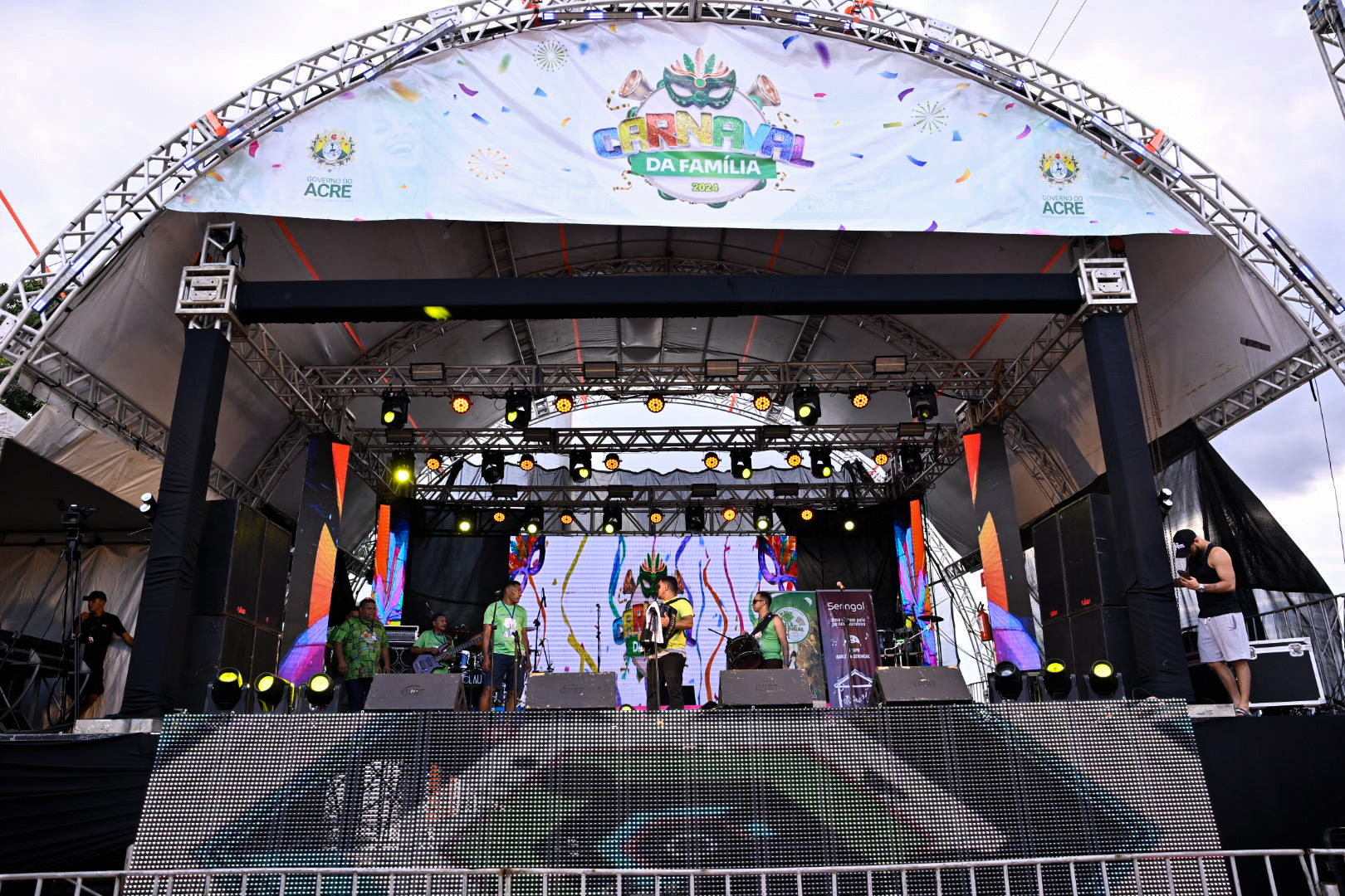 baile-da-terceira-idade-abre-o-carnaval-da-familia-evocando-carnavais-de-antigamente