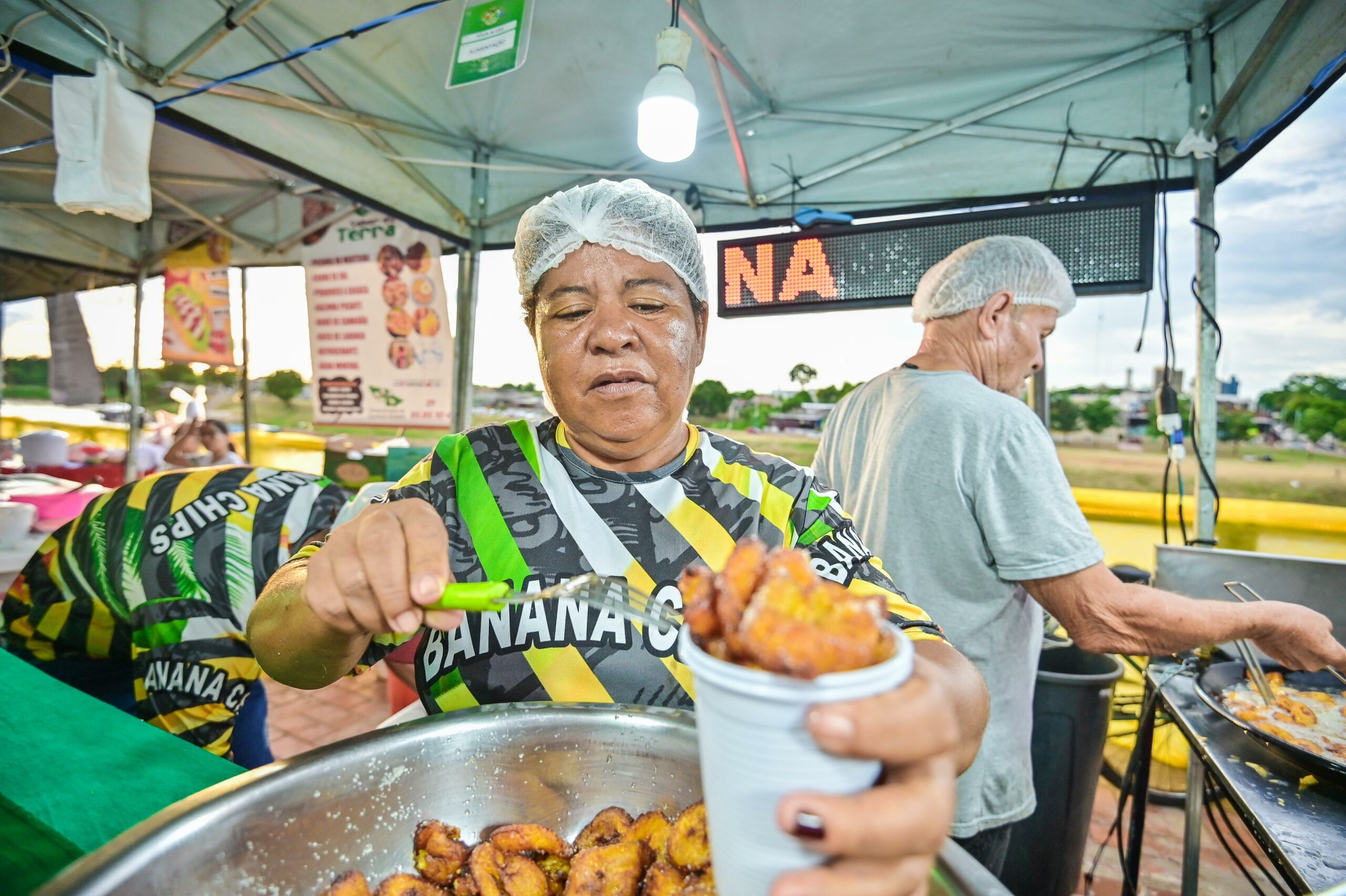 tacaca,-chips-de-banana-e-comidas-tipicas-movimentam-economia-solidaria-no-carnaval-da-familia