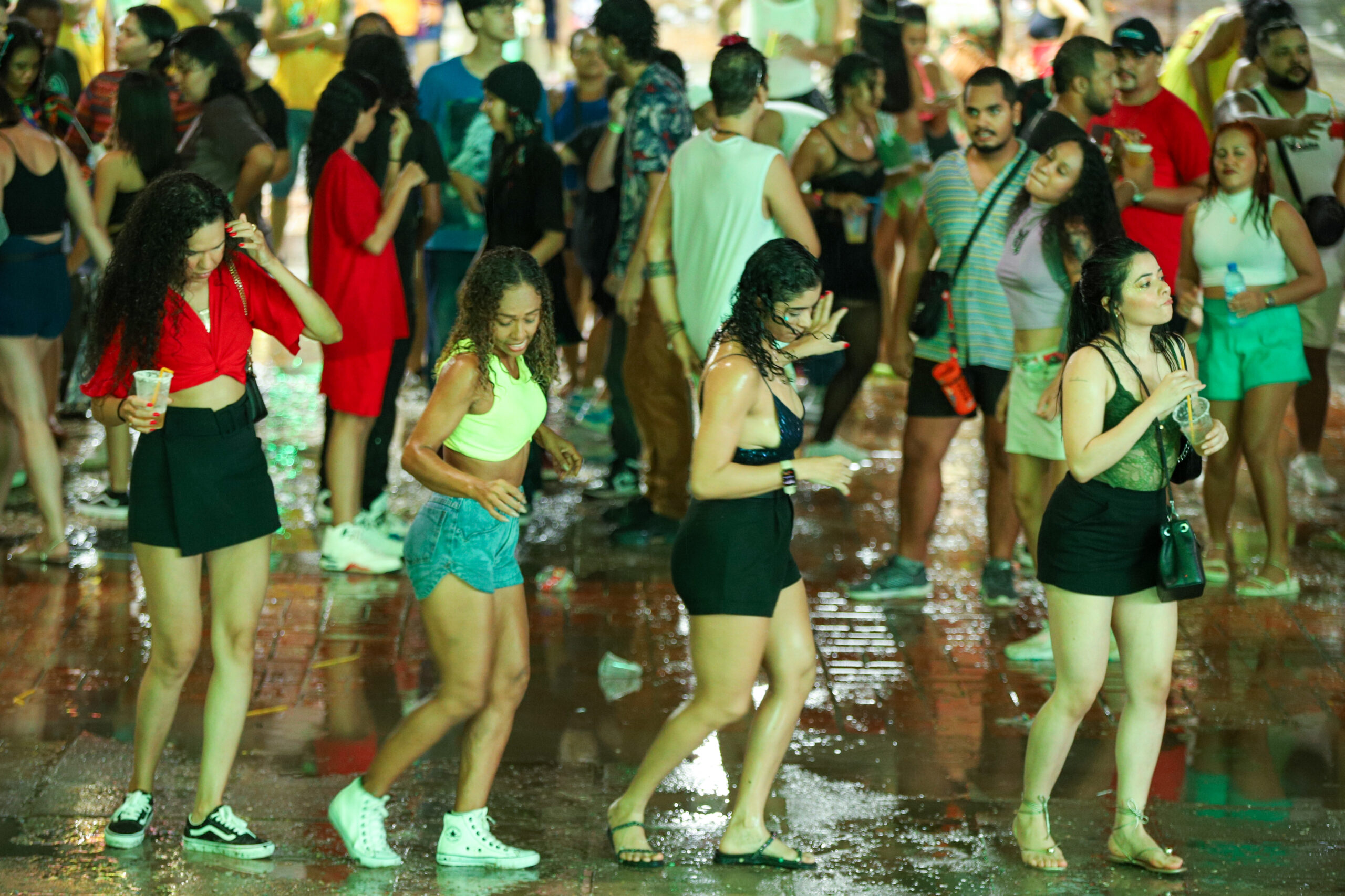sob-chuva,-alamo-kario,-os-primos-e-realeza-agitam-noite-de-folia-do-carnaval-da-familia