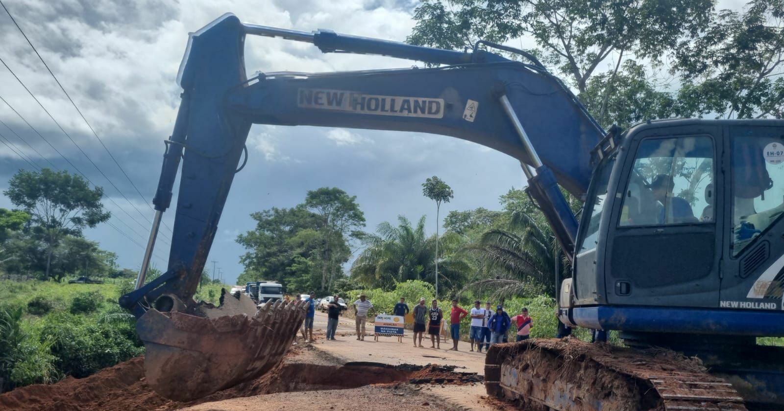 deracre-trabalha-em-desvio-no-km-90-da-ac-40-apos-chuvas-intensas-na-regiao