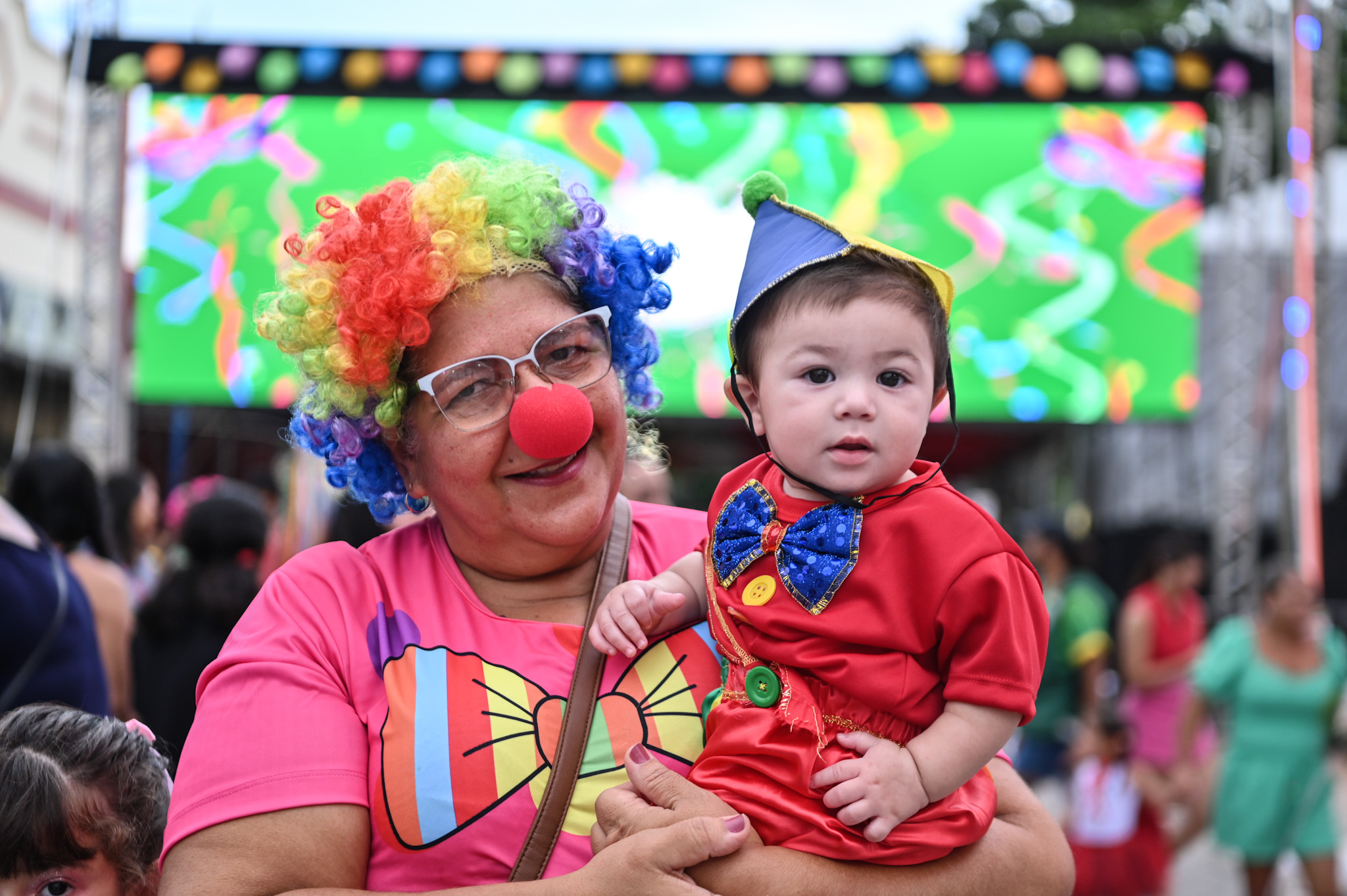 baile-infantil-reune-publico-com-fantasias-diversas-no-calcadao-da-gameleira