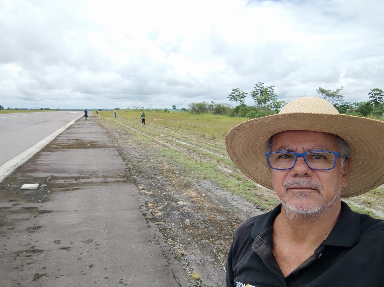 deracre-realiza-rocagem-lateral-da-pista-de-pouso-do-aerodromo-de-tarauaca