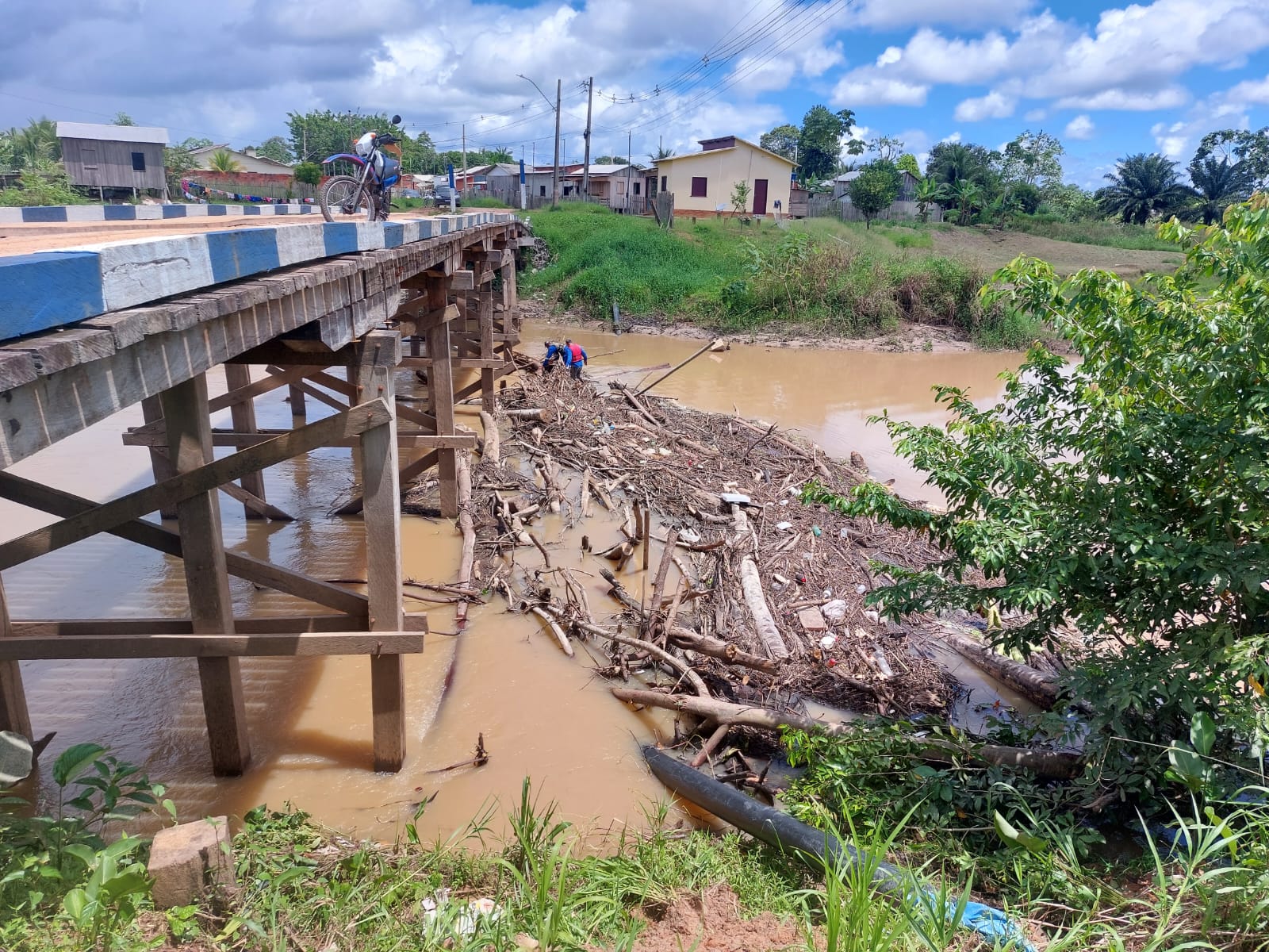governo-e-prefeitura-de-feijo-retiram-balseiros-da-ponte-sobre-o-igarape-diabinho