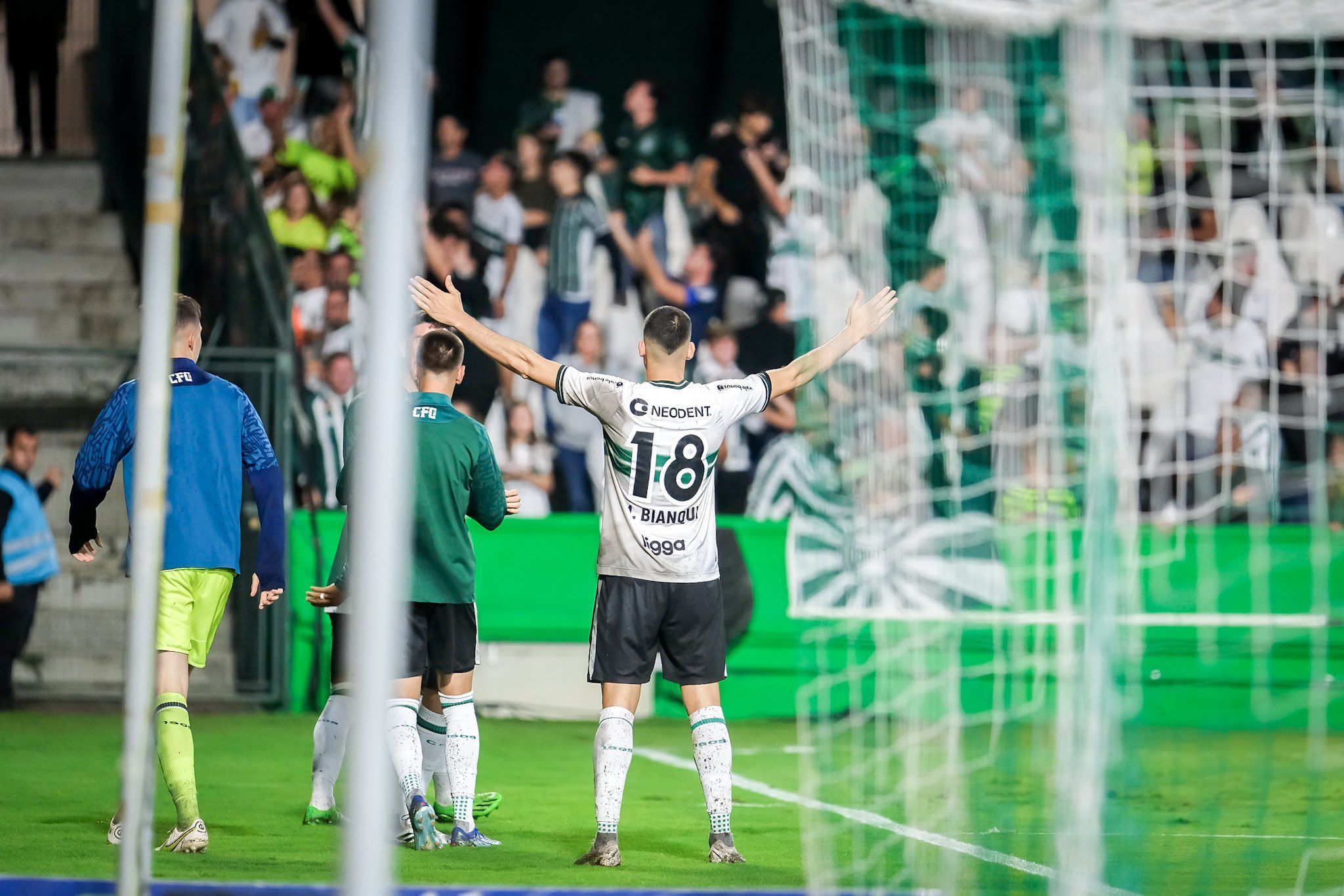 em-jogo-de-homenagens,-coritiba-busca-o-empate-contra-o-athletico-pr-no-estadual