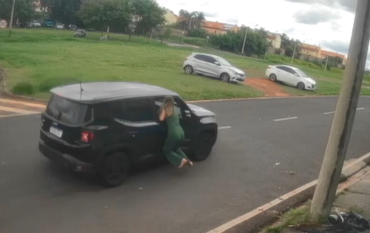 video:-mulher-pega-compra-e-arrasta-vendedora-pendurada-no-carro