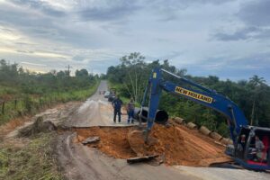 Deracre restabelece acesso na Estrada do Guajará em Cruzeiro do Sul