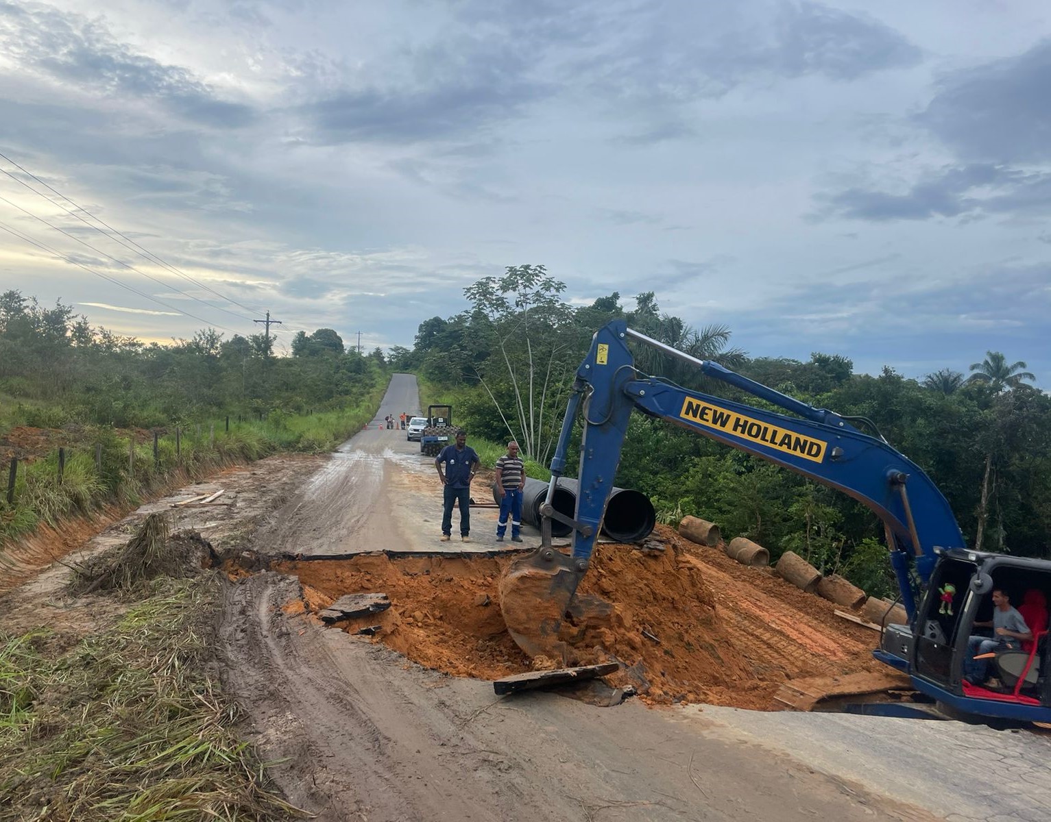 deracre-restabelece-acesso-na-estrada-do-guajara-em-cruzeiro-do-sul