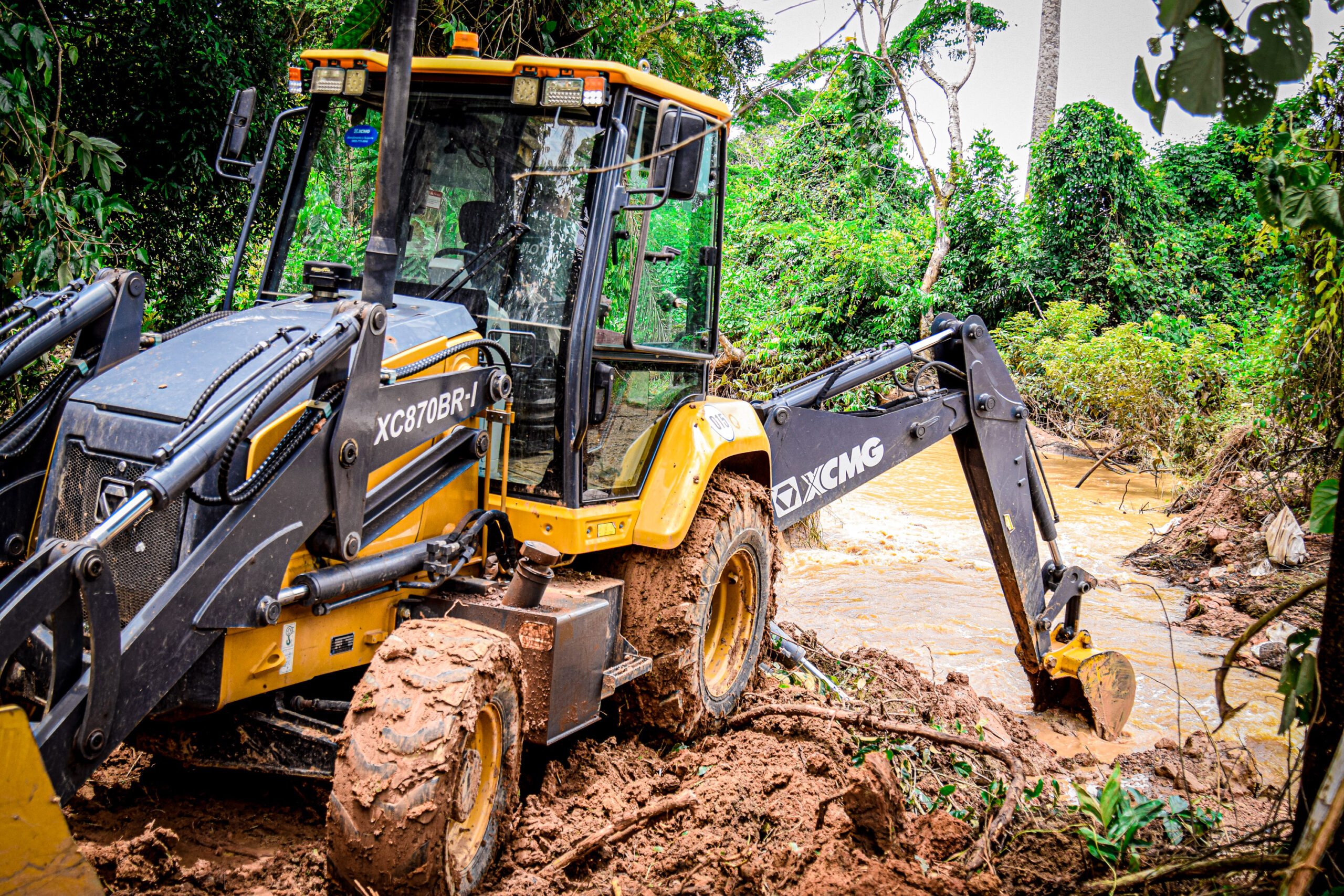 saneacre-realiza-recuperacao-da-barragem-do-acude-que-abastece-o-municipio-de-bujari