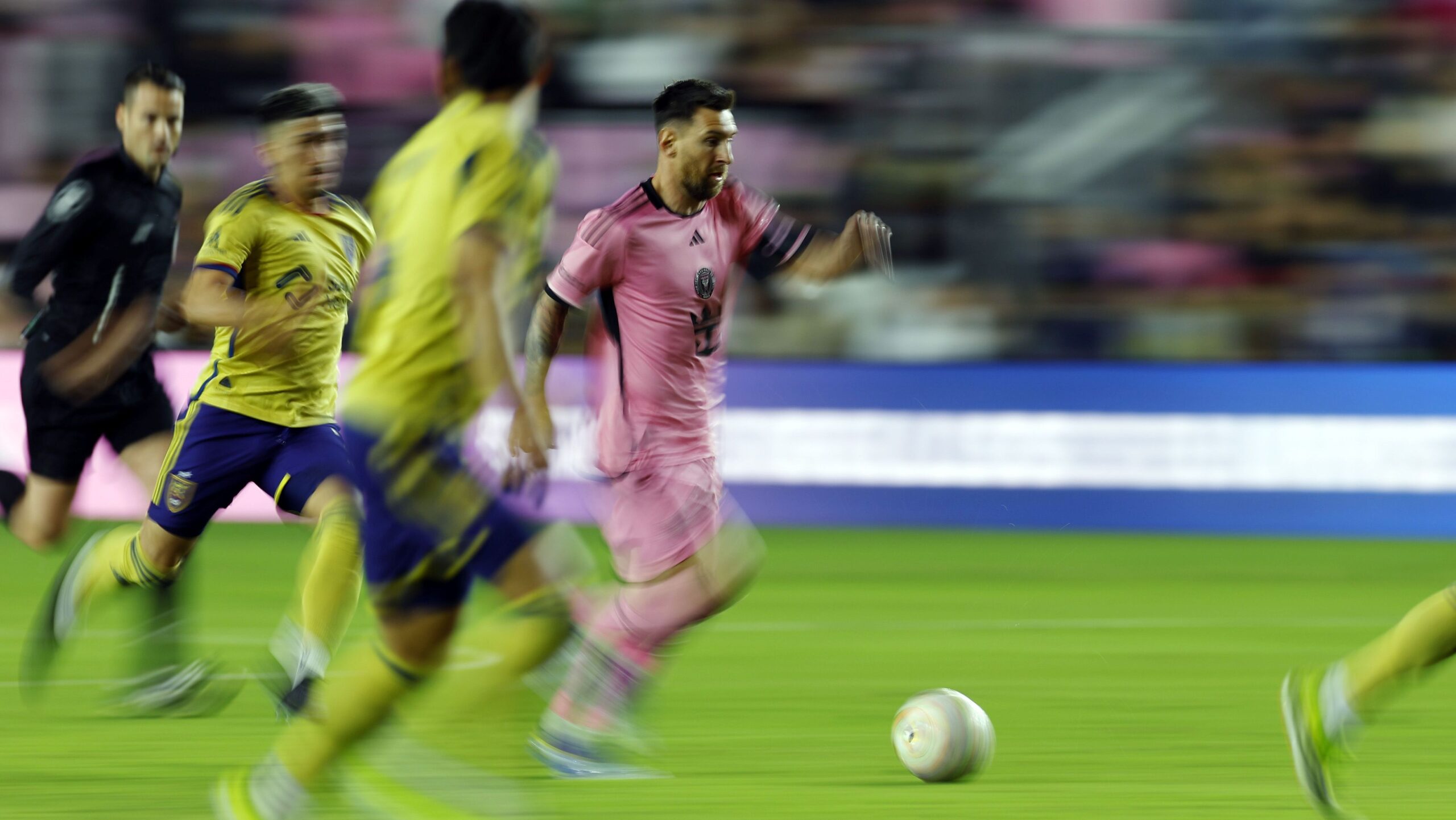 messi-dribla-jogador-caido-e-quase-faz-golaco-na-mls;-assista